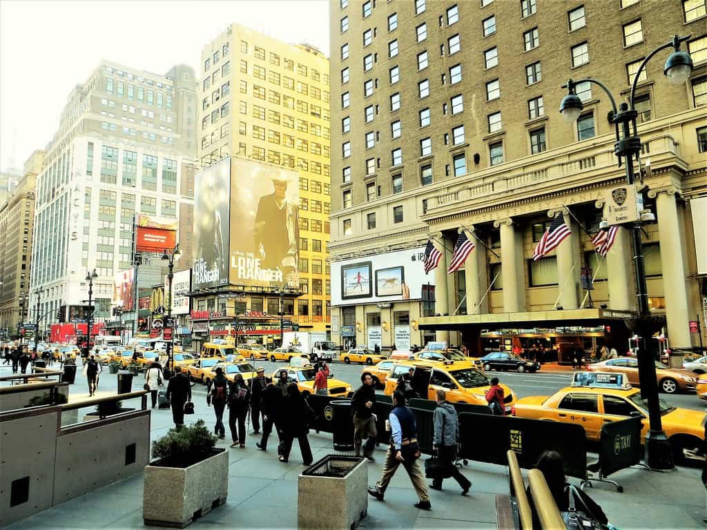 Morning rush hour in Manhattan (Seventh Avenue between 33rd and 32nd streets).