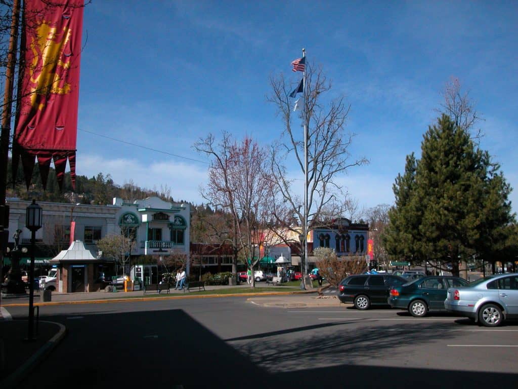 Demi-Ashland,OR-Plaza-EW-20050305