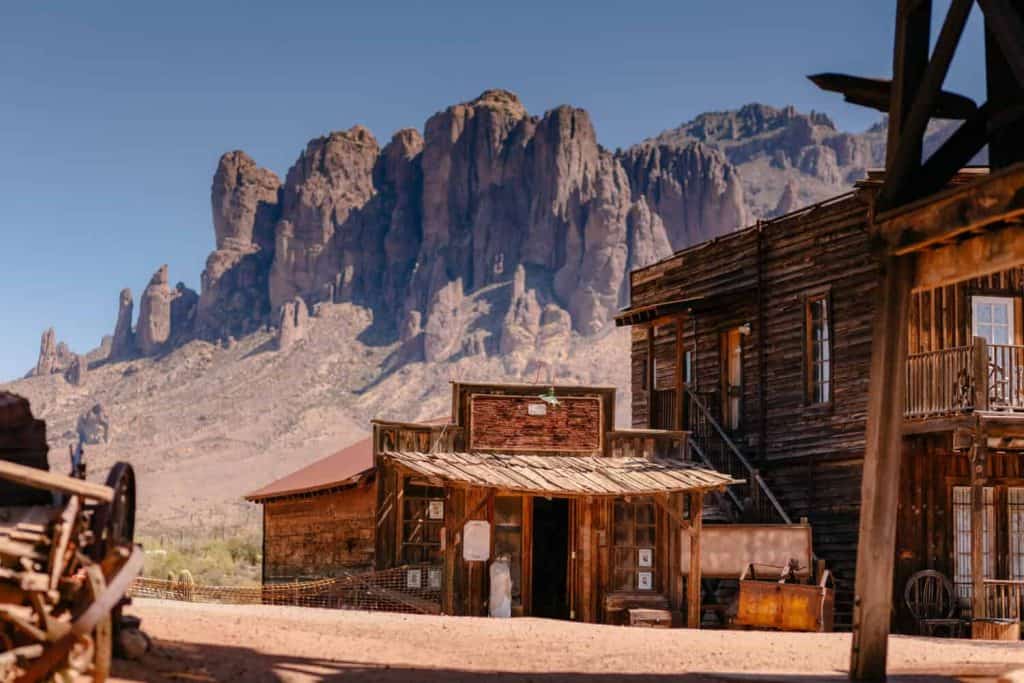5 Abandoned California Ghost Towns Perfect For a Creepy Road Trip Stop
